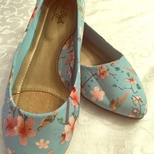 NWOT Floral Flats by Soft Style/Hush Puppies